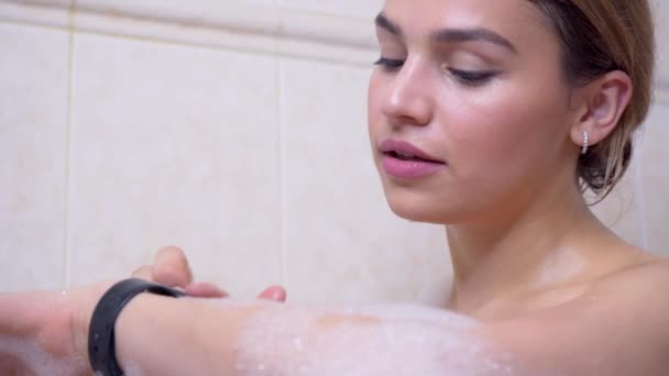 Attrayant Jeune Athlète Femme Portant Utilisant Smartwatch Dans Salle Bain — Video