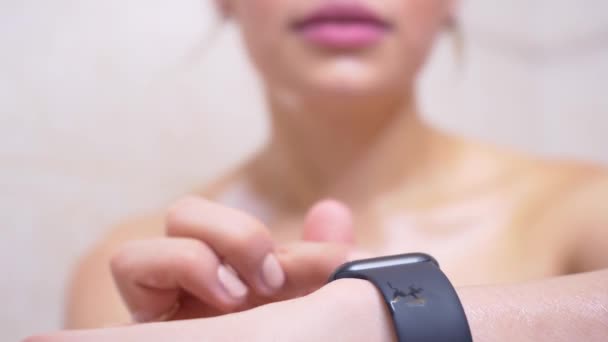 Aantrekkelijke Jonge Vrouw Atleet Dragen Gebruiken Smartwatch Badkamer Plakken Smartwatch — Stockvideo