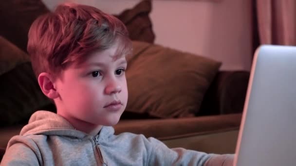 子供のビデオゲームをプレイし コンピュータを使用して 少年はコンピュータ画面を見て集中している 未来的なRgbバックライト — ストック動画