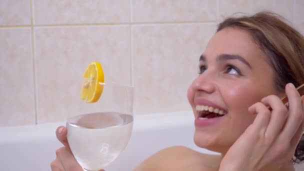 Mujer Atractiva Feliz Hablando Por Teléfono Bañera Bebiendo Agua Limón — Vídeos de Stock