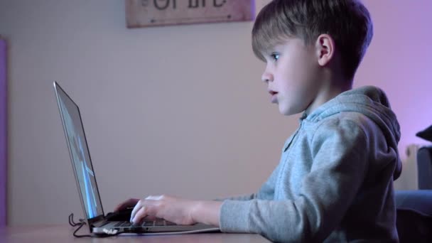 Ребенок Играет Видеоигры Пользуется Компьютером Мальчик Сосредоточен Просмотре Компьютерного Экрана — стоковое видео