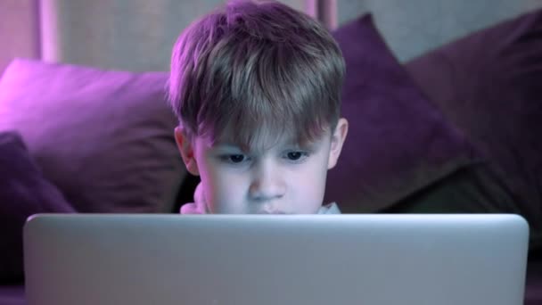 孩子们玩电子游戏和使用电脑 男孩专注于电脑屏幕 未来主义Rgb背光灯 — 图库视频影像