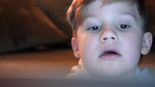 Παιδί Που Παίζει Βιντεοπαιχνίδια Και Χρησιμοποιεί Υπολογιστή Αγόρι Είναι Επικεντρωμένο — Αρχείο Βίντεο