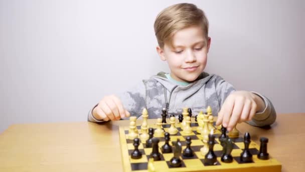 Ευτυχισμένο Όμορφο Αγόρι Που Παίζει Σκάκι Καυκάσιο Παιδί Συγκεντρώνεται Ενώ — Αρχείο Βίντεο