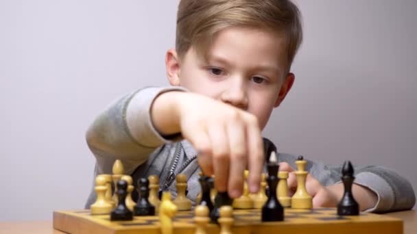 Rapaz Lindo Feliz Jogar Xadrez Criança Caucasiana Concentra Enquanto Joga — Vídeo de Stock
