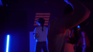 Sanal gerçeklik kulaklığı ve kontrolörleri kullanan bir grup insan. Sanal gerçeklikte video oyunları oynayan insanlardan oluşan bir takım. Gelecekçi kavram