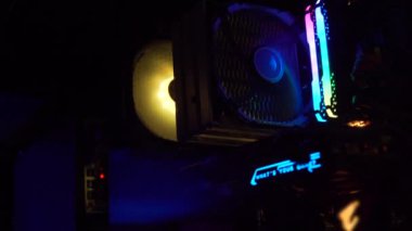 Fütürist bilgisayarları güzel rgb renkleriyle kapat. VR ve oyun için video oyunu bilgisayarı. Bitcoin madencilik teçhizatı devrede.