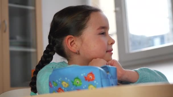 Menina Bonito Sonhando Escola Durante Aulas Imaginação Infantil Sorrindo Sonhando — Vídeo de Stock