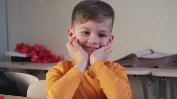 Leuke Jongen Die Droomt School Tijdens Lessen Kinderfantasie Glimlachend Dromend — Stockvideo