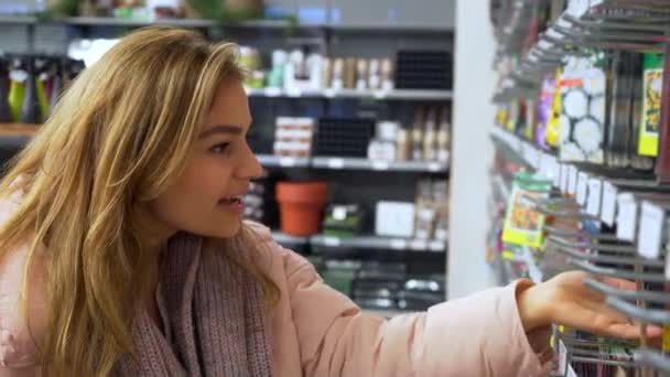 Piękna Młoda Kobieta Wybierająca Produkt Supermarkecie Zbliżenie Strzał Kobieta Przeglądanie — Wideo stockowe