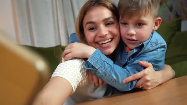 Güzel Anne Oğul Evde Selfie Çekiyorlar Mutlu Aile Görüntülü Görüşme — Stok video