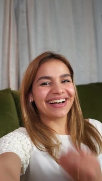Mooie Glimlachende Gemengde Ras Vrouw Een Video Gesprek Lifestyle Vlogger — Stockvideo