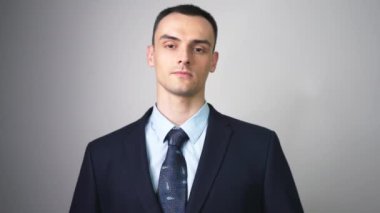 Takım elbise ve kravat giyerken tezahürat ve çığlık atan yakışıklı iş adamı. Takım elbiseli neşeli komik adam çok mutlu. Ofis görevlisi bağırıyor çünkü o kazandı..