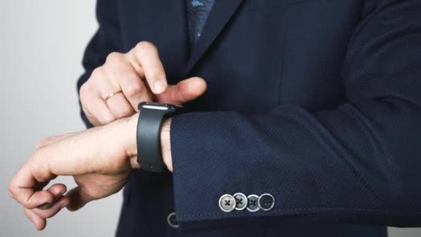 Elegante Knappe Zakenman Een Pak Met Een Smartwatch Scherpe Manager — Stockvideo