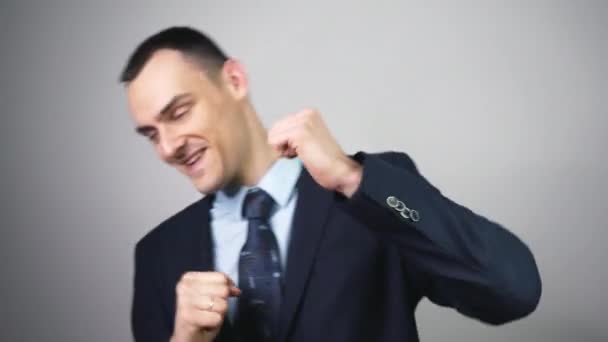 Homem Negócios Bonito Feliz Dançando Terno Gravata Homem Engraçado Alegre — Vídeo de Stock