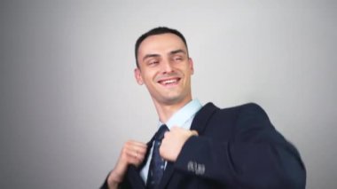 Takım elbise ve kravatla dans eden yakışıklı iş adamı. Takım elbiseli neşeli komik adam çıldırıyor. Ofis memuru hayattan zevk alıyor..