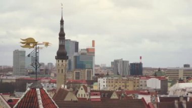 Tallinn, Estonya 'nın eski kasabası. Avrupa Ortaçağ şehir genel değerlendirmesi. Estonya 'nın başkenti Tallinn' in insansız hava aracı görüntüsü. Tarihi yerleri olan popüler bir yer. Panorama yap. Unesco mirası. 
