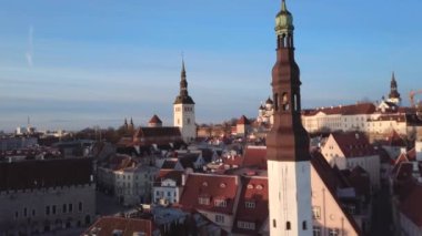 Tallinn 'in eski şehrinin havadan görünüşü. İHA 'dan Estonya başkentine. Güzel bir ortaçağ şehri. Altın saat gün doğumu görüntüsü. Avrupa mimarisi. 
