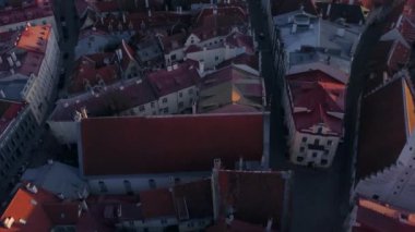 Tallinn 'in eski şehrinin havadan görünüşü. İHA 'dan Estonya başkentine. Güzel bir ortaçağ şehri. Altın saat gün doğumu görüntüsü. Avrupa mimarisi. 