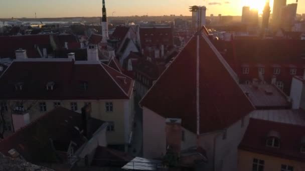 Epic Revelan Disparo Tallinn Ciudad Vieja Durante Salida Del Sol — Vídeos de Stock