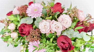 Kırmızı kutuda güzel romantik bir buket. Sevgililer Günü için çiçek kompozisyonu,