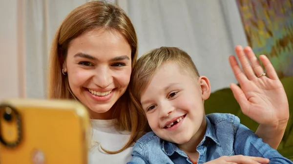 Güzel Anne Oğul Evde Selfie Çekiyorlar Mutlu Aile Görüntülü Görüşme — Stok fotoğraf