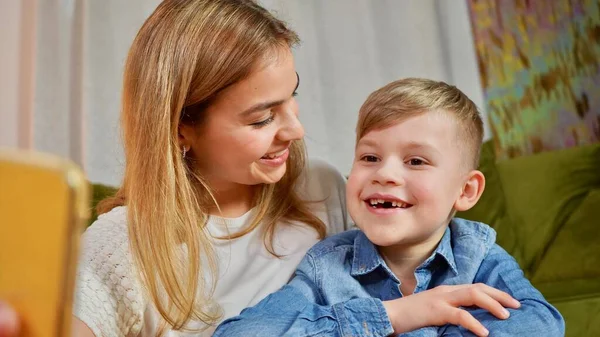 Bela Mãe Filho Fazendo Selfie Casa Família Feliz Ter Uma — Fotografia de Stock