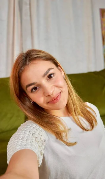 Güzel Sağlıklı Gülümseyen Melez Bir Kadın Evde Selfie Çekiyor — Stok fotoğraf