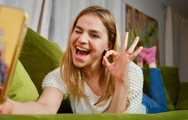 Mulher Feliz Atraente Mostrando Tirar Uma Selfie Sofá — Fotografia de Stock