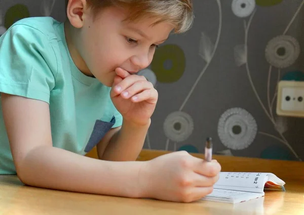 Garçon Concentré Pensant Enfant Étudiant Ses Devoirs Écrivant Dans Son — Photo