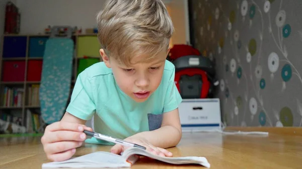 Niño Concentrado Pensando Niño Estudiando Deberes Escribiendo Cuaderno Haciendo Matemáticas —  Fotos de Stock