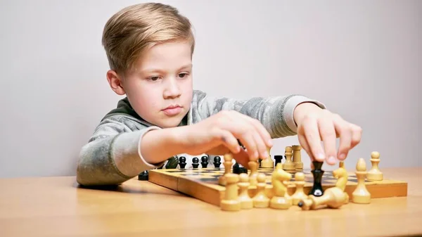 Jogo de sucesso da competição homem concentrado desenvolvendo estratégia de xadrez  jogando jogo de tabuleiro com amigo movendo peça durante torneio de xadrez  movendo peças no tabuleiro de xadrez homem segura peça