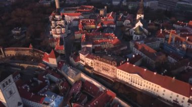 Tallinn 'in eski şehrinin havadan görünüşü. İHA 'dan Estonya başkentine. Güzel bir ortaçağ şehri. Altın saat gün doğumu görüntüsü. Avrupa mimarisi. 