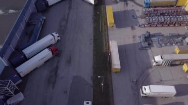 Lojistik depo ve kamyonların hava görüntüsü