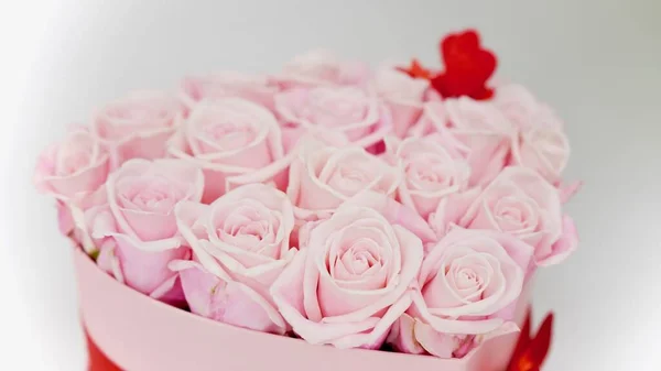 Schöne Valentiens Tag Blumenschmuck Rosafarbene Rosen Mit Leseherzen Einer Schachtel — Stockfoto