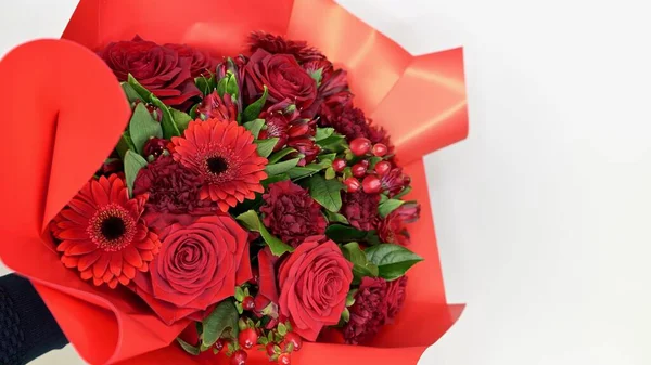 Güzel valentiens günü kırmızı çiçek aranjmanı. Kırmızı güller ve bir sürü renkli çiçekler..