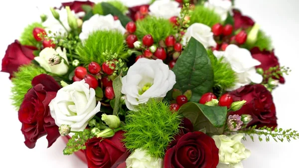 Schöne Valentiens Tag Blumenschmuck Rote Rosen Weiße Und Grüne Blumenkomposition — Stockfoto