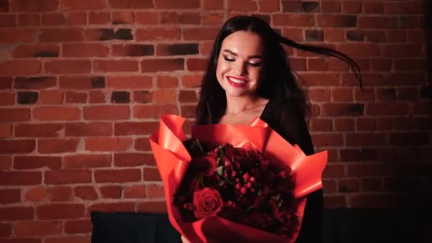 Vakker Latinokvinne Med Røde Valentiner Blomster Dans Smil Hunnen Holder – stockvideo