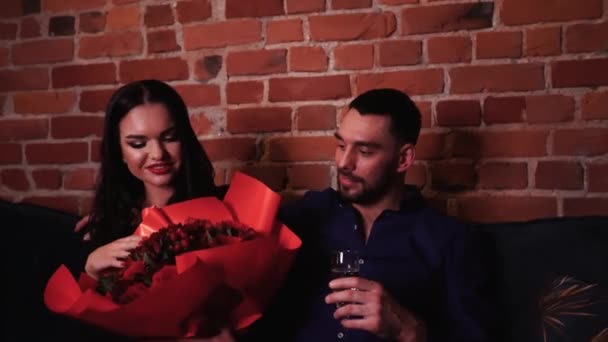 Beau Jeune Couple Amoureux Appréciant Autre Vieilles Fleurs Champagne Sur — Video