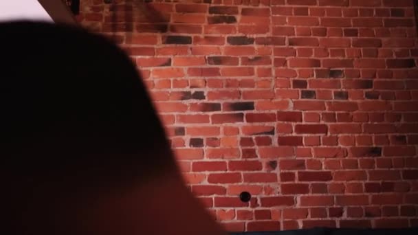 Сексуальна Впевнена Жінка Чорній Білизні Дивиться Чоловіка Поки Він Бореться — стокове відео