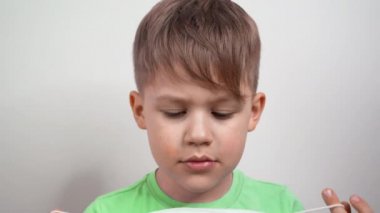 Çocuk koronavirüsten korkarak cerrahi maske takıyor. Wuhan 'daki bakteri salgınına karşı koruma. Hasta üzgün çocuğun portresi. Virüs yayılmasına karşı