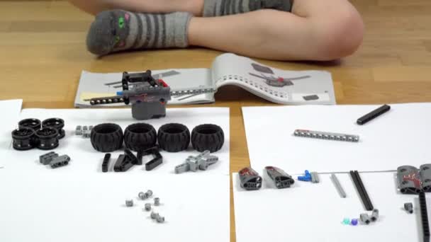 男孩玩积木 用小块建筑的小工程师天才 玩具汽车零部件宏观拍摄 — 图库视频影像