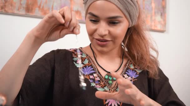 Lahi Büyü Güçleri Olan Güzel Melez Bir Kadın Kristal Kullanan — Stok video