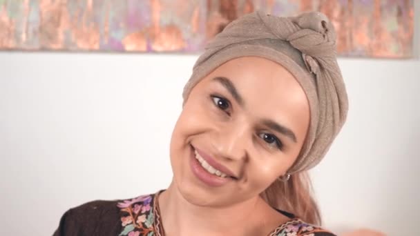 Exótico Atraente Mulher Raça Mista Sorrindo Olhando Para Câmera Nova — Vídeo de Stock