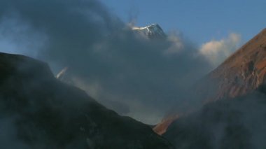 Destansı karlı dağlar ve bulutlar. Avrupa Alpleri. Dağlarda güneşli güzel bir gün. zaman aşımı