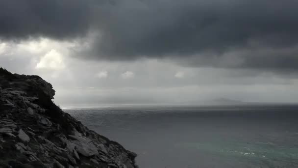 Mar Nublado Oscuro Colina Rocosa Nubes Oscuras Horizonte Marino — Vídeo de stock