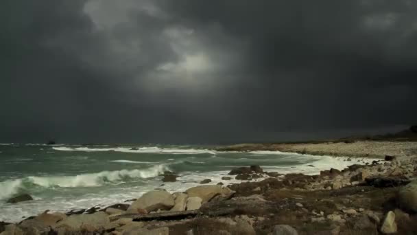 Temně Šedé Bouřkové Mraky Oceánu Skalnaté Pobřeží Pobřeží — Stock video
