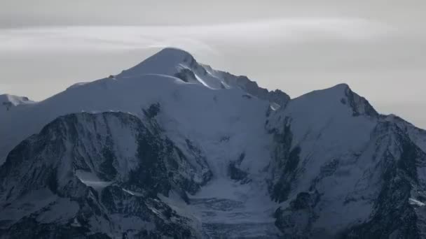 史诗般的雪山时光流逝 欧洲的阿尔卑斯山 美丽的阳光明媚的山里 — 图库视频影像