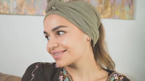 Egzotik Çekici Melez Kadın Gülümsüyor Kameraya Bakıyor Yeni Çağ Esrarengiz — Stok fotoğraf