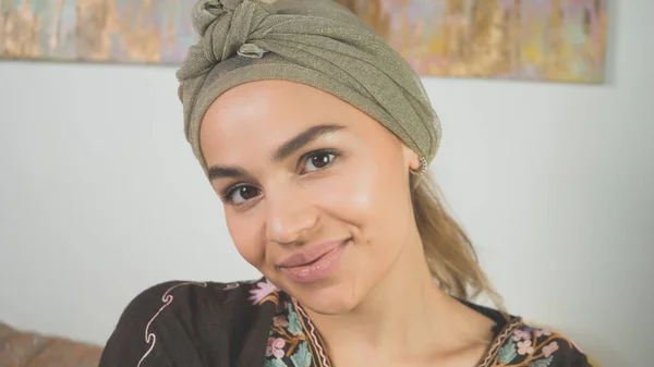 Exótico Atraente Mulher Raça Mista Sorrindo Olhando Para Câmera Nova — Fotografia de Stock